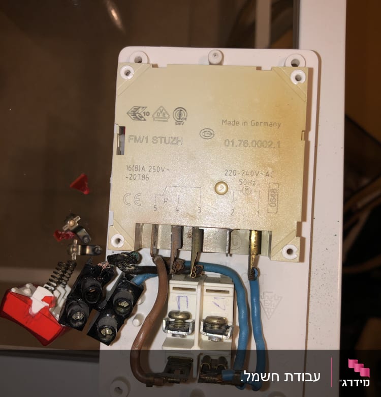 חיבורי חשמל עם חוטים צבעוניים ומחברים